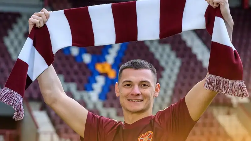 "Хартс" официально представил Ислама Чеснокова