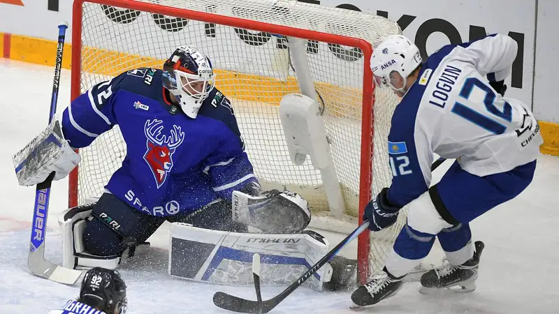 Нападающий "Барыса" Всеволод Логвин атакует ворота "Торпедо"