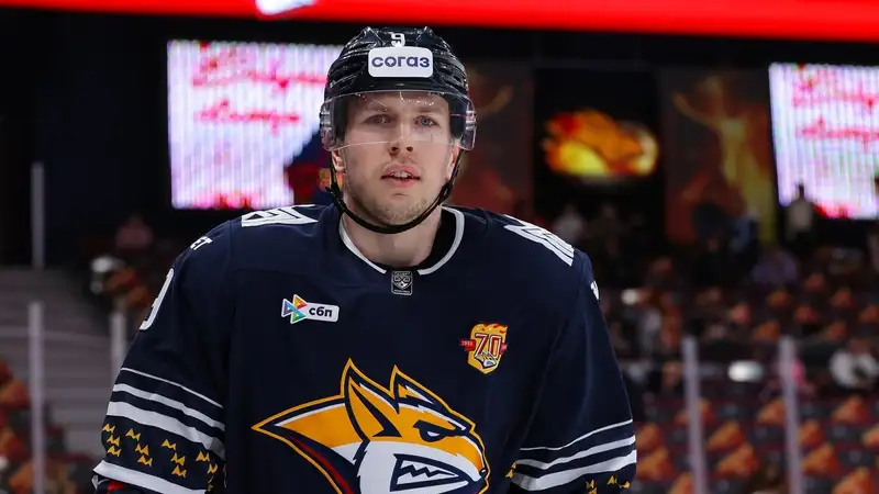 Защитник сборной Казахстана достиг исторической отметки, выступая за российский клуб в КХЛ