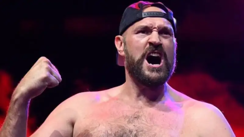 "Я всегда бил всех с жирным пузо": Тайсон Фьюри ответил на критику за лишний вес