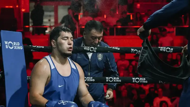 Айбек Оралбай стал первым в истории РК супертяжем, выигравшем чемпионат мира. Но Кайрат Сатжанов (на заднем) плане всё равно перестал быть тренером сборной