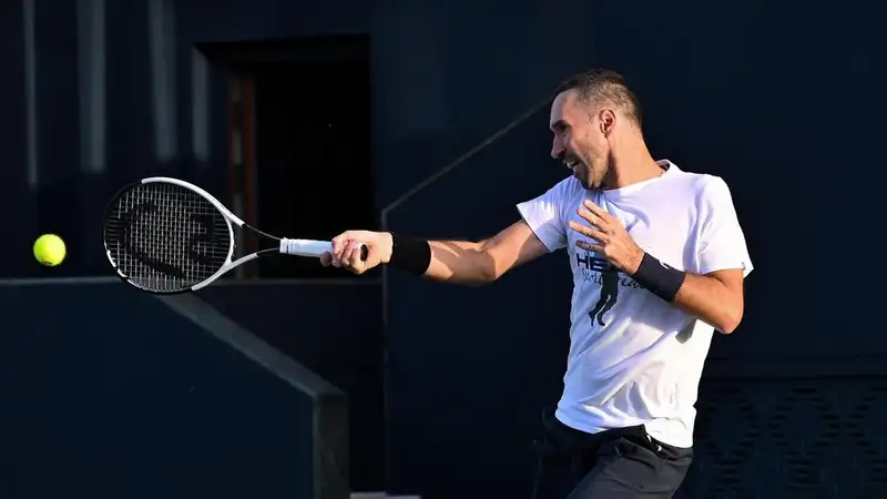 Разгромом завершился матч возрастного теннисиста Казахстана на турнире в Великобритании