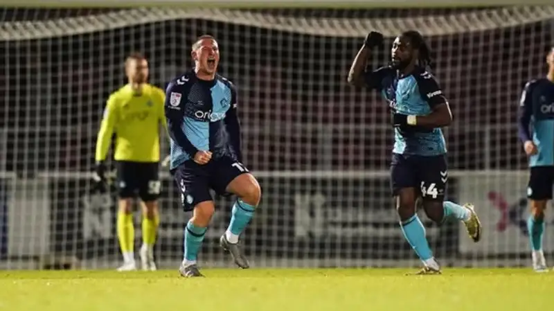 Уиком победил на выезде