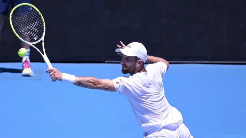 Финалиста Almaty Open освистали после подачи с руки на матчболе на старте Australian Open