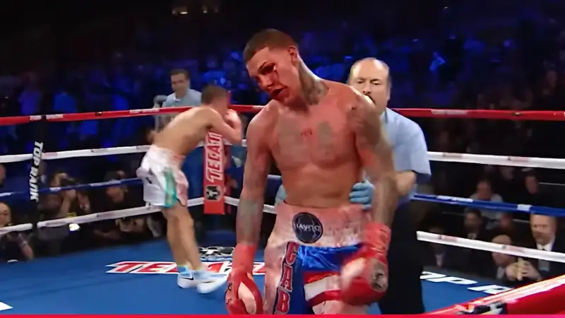 Геннадий Головкин (на заднем плане) празднует победу над Габриэлем Росадо 19 января 2013 года