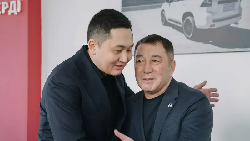 Кайрату Сатжанову дарят подарки представители КФБ после резонансной отставки