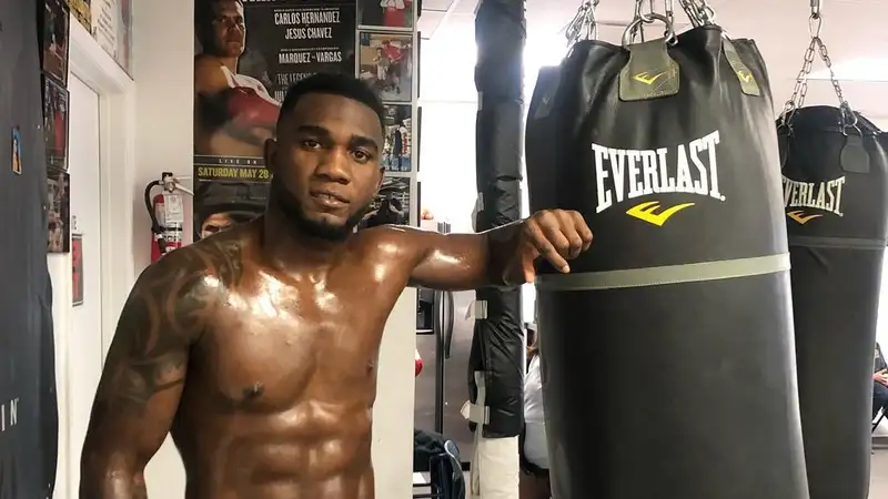 Сбежавшего от боёв с двумя топовыми казахами чемпиона мира возвысили в мире бокса