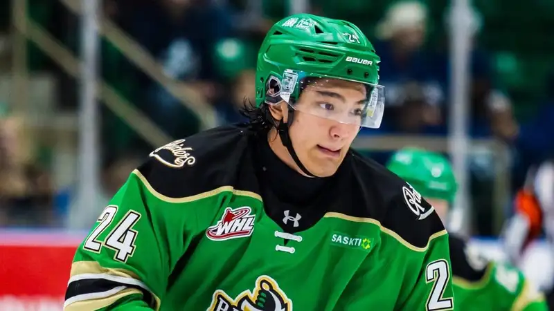 Казахстанский хоккеист помог канадскому клубу заработать важные очки в чемпионате