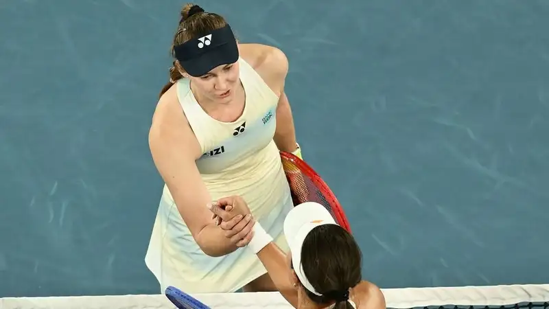 Как Рыбакина одержала победу над принципиальной соперницей и вышла в финал AO: видео
