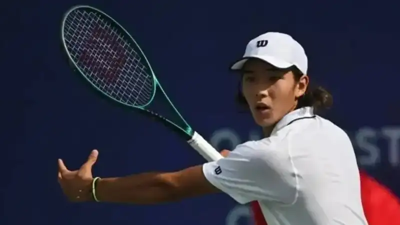 Амир Омарханов вышел в четвертьфинал турнира в Тунисе