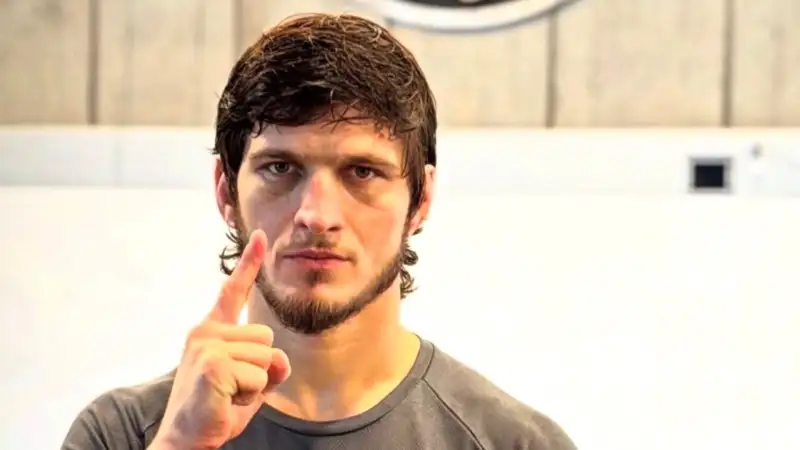 Назвавший казахов "родными" непобеждённый боец UFC чуть было не завершил карьеру