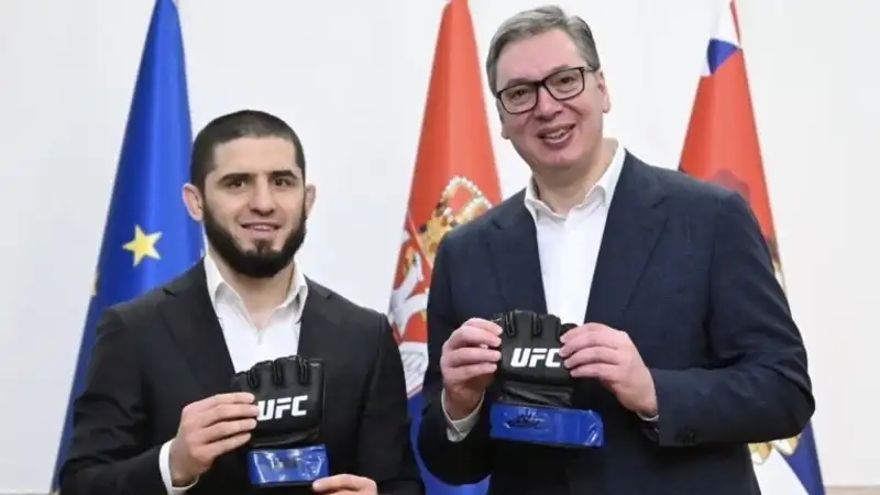 Махачев подарил президенту Сербии перчатки с титульного поединка против Делла Маддалены