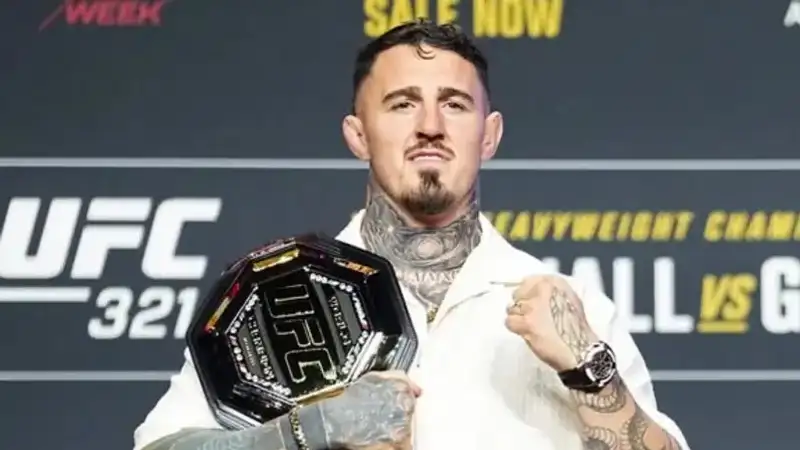 Том Аспиналл показал фото глаз на следующий день после операции