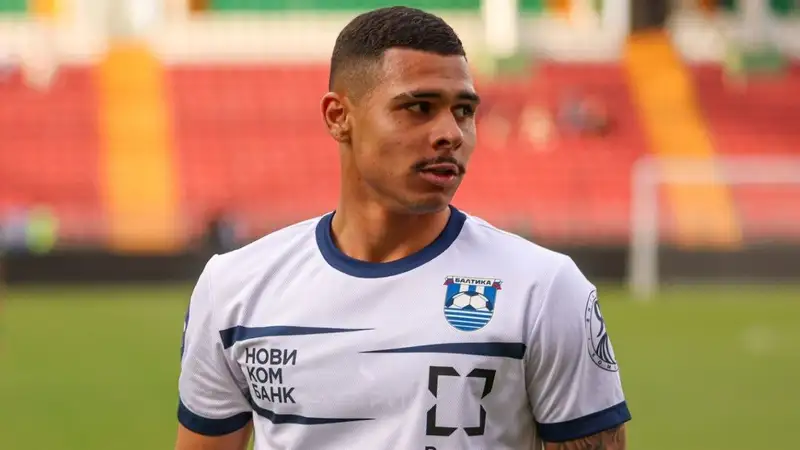 "Женис" просматривает бразильца