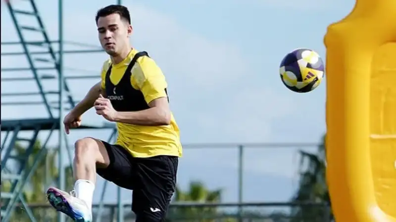 "Женис" проиграл "Факелу" 