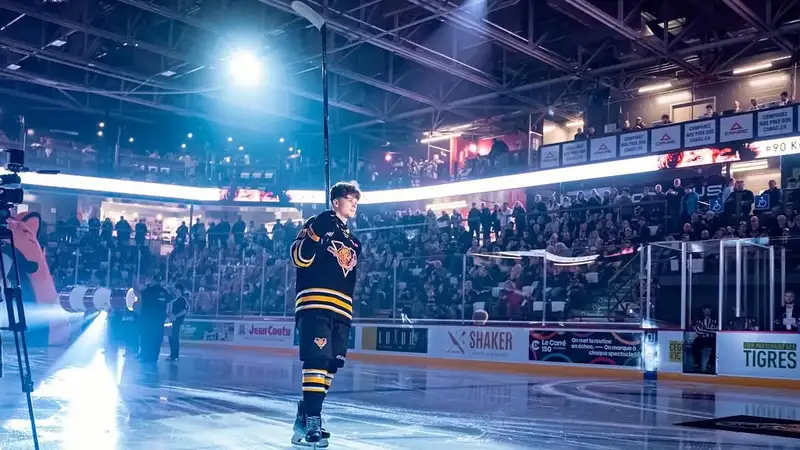 Казахстанский хоккеист отметился голевой передачей в лиге Канады