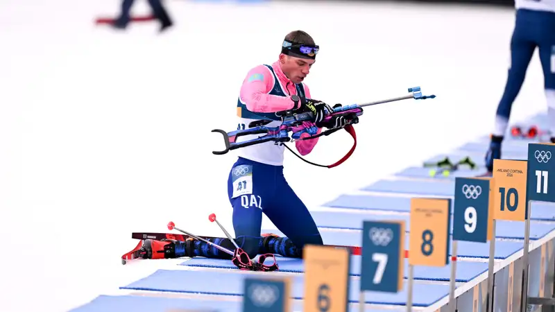 Казахстанский биатлонист отыграл девять мест в гонке преследования на ОИ-2026