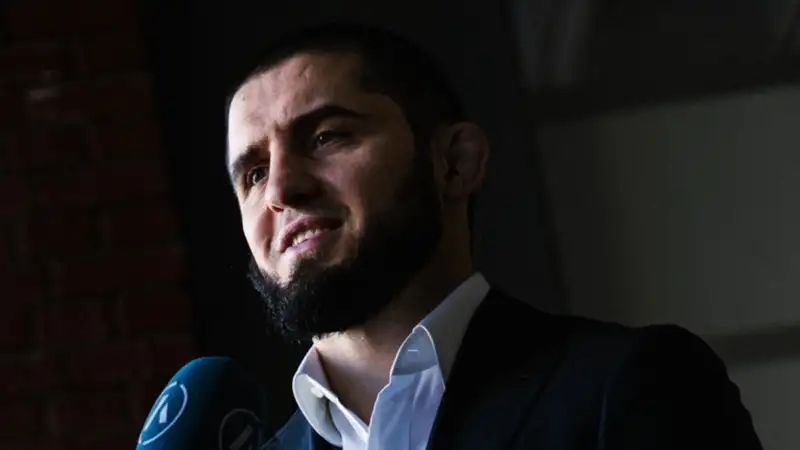 "Он огромный и отлично бьёт": Махачев назвал боксёра, который был бы хорош в ММА