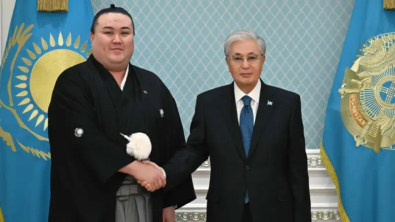 Токаев наградил сумоиста 