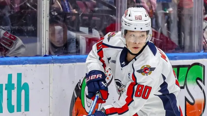 Казахстанский хоккеист отметился голевым действием в одной из сильнейших лиг Канады