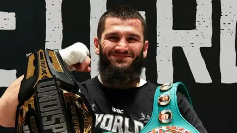 Бетербиев рассказал, с каким звёздным боксёром у него сорвался поединок