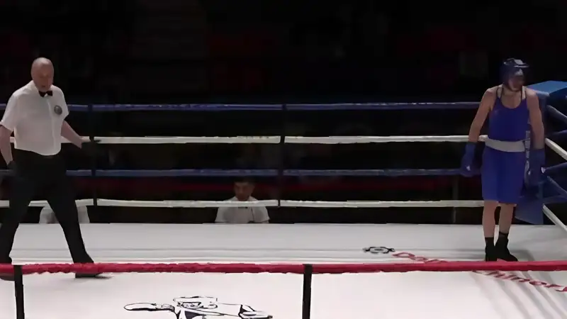 Скандальной дисквалификацией завершился бой боксёра из Казахстана на турнире в России