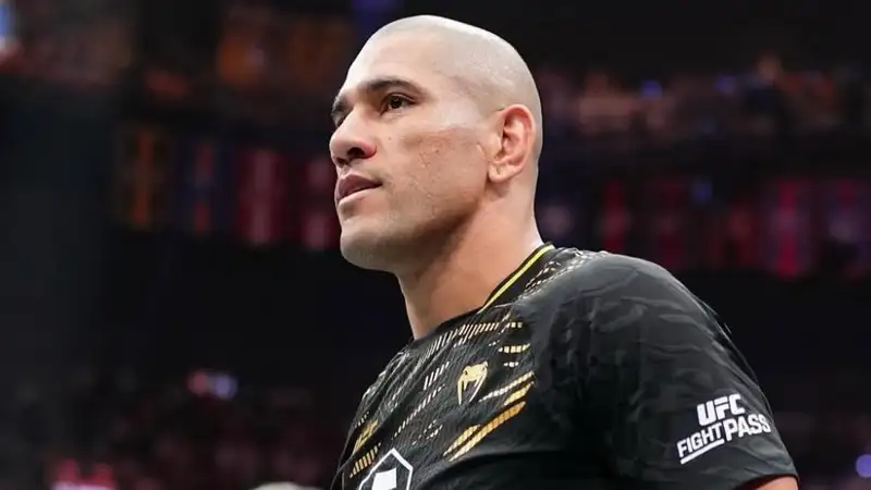 Нокаутировавший дагестанца чемпион UFC поддержал скандального бойца