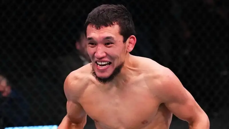 Казахстанский боец одержал уверенную победу на турнире UFC