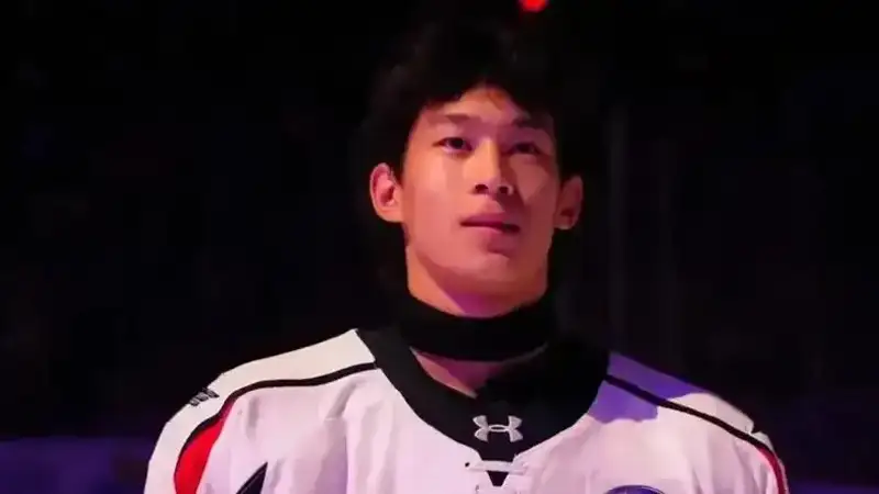 Команда казахстанского хоккеиста потерпела поражение в матче заокеанской лиги