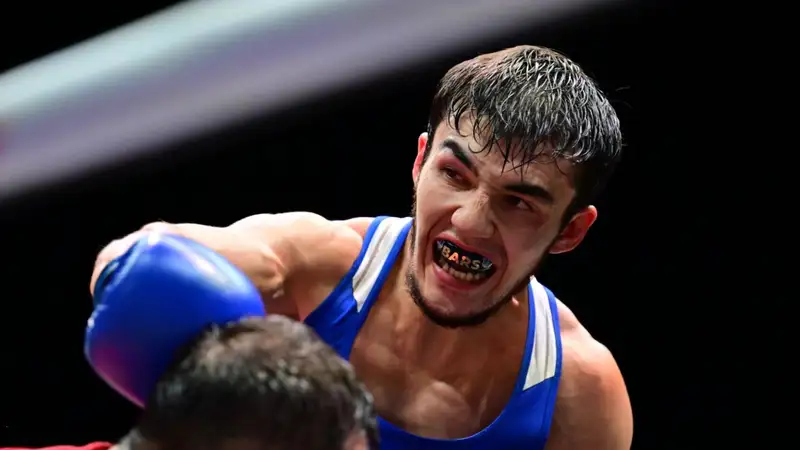 Неожиданным исходом завершился бой казахстанского боксёра на топовом турнире в Болгарии