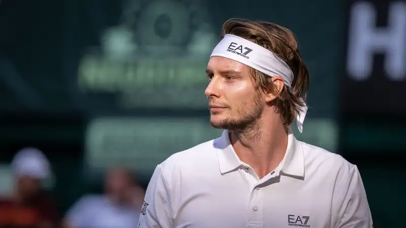 Лучший теннисист Казахстана без проблем вышел во второй круг турнира в Дубае