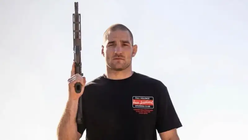 "Продолжай бегать от меня": Стрикленд в резкой форме обратился к Чимаеву