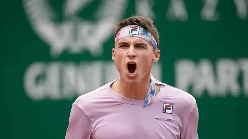 В трёх сетах решилась судьба казахстанца на турнире в Швейцарии