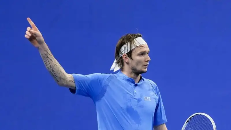 Неожиданным исходом завершился матч Александра Бублика на турнире в ОАЭ