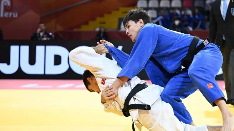 Зрелищным броском завершилась битва казахстанца против юного борца на топ-турнире в Ташкенте