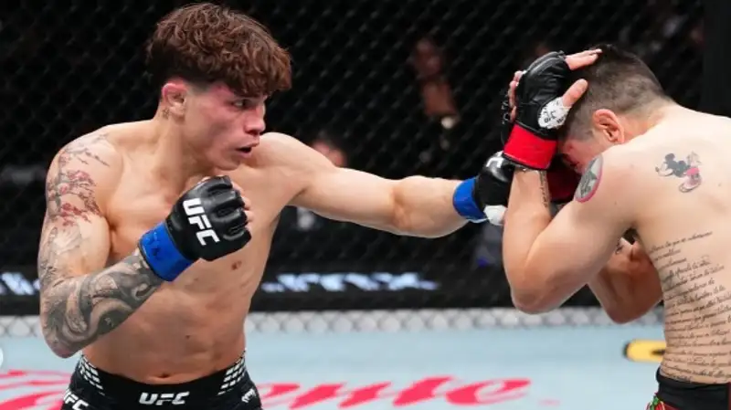 Заменивший Асу Алмабаева британец побил двукратного чемпиона на UFC Мехико