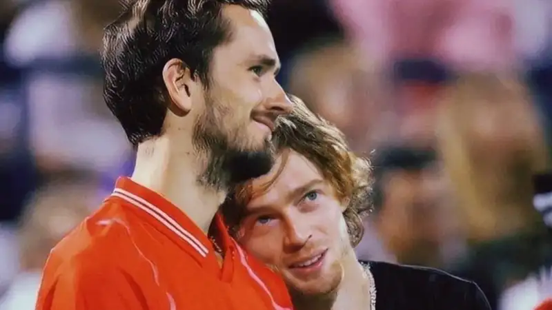 Стали известны подробности о проблеме вылета из Дубая Медведева и Рублёва