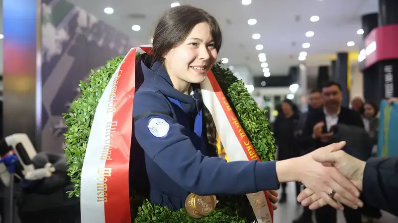 Венок и цветы! Исторических чемпионов мира торжественно встретили в Казахстане