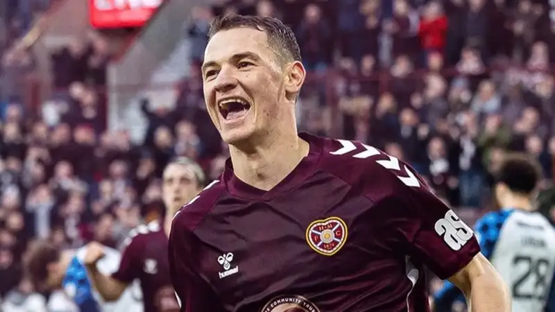 Главный тренер "Хартса" ответил, почему Чесноков не вышел в старте на матч против "Абердина"