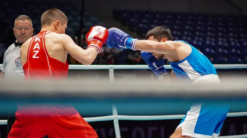 Оразбек Асылкулов (слева)