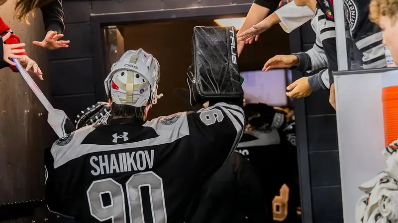 Канадский клуб оставил вратаря из Казахстана в запасе и пропустил семь шайб