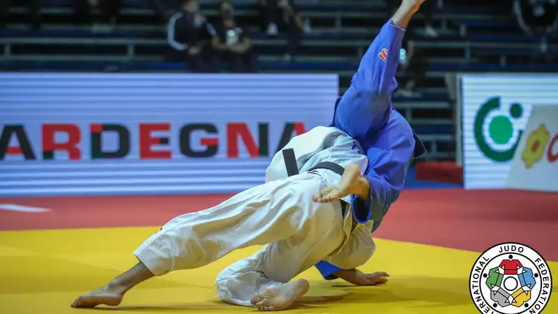 Чемпион Азии из Казахстана вышел в четвертьфинал звёздного турнира по дзюдо