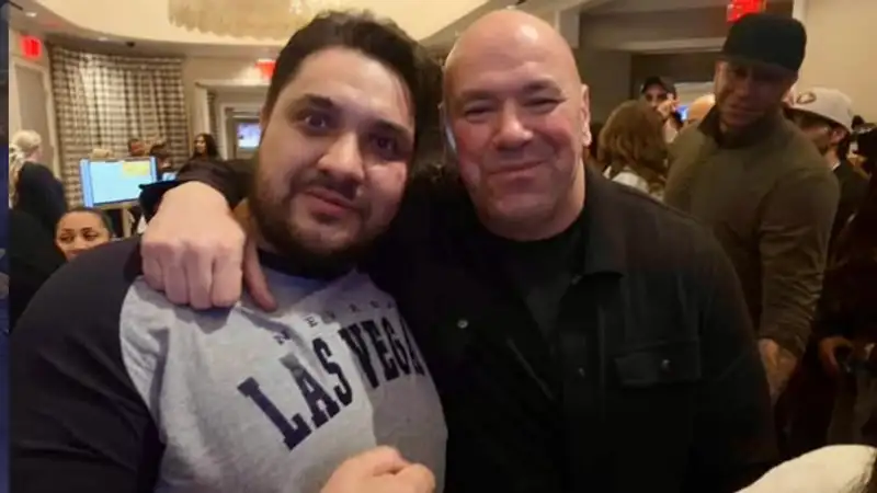 Казахстанец победил американца на турнире Даны Уайта в США