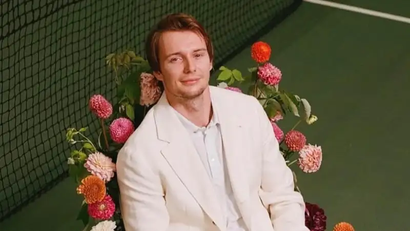"Будьте счастливы": Александр Бублик поздравил женщин с 8 Марта