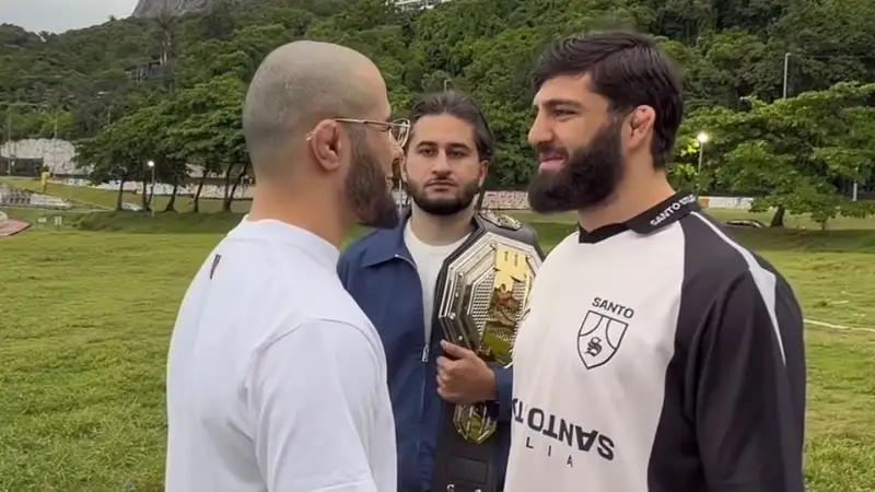 Арман Царукян и Мухаммад Мокаев провели битву взглядов перед схваткой (видео)