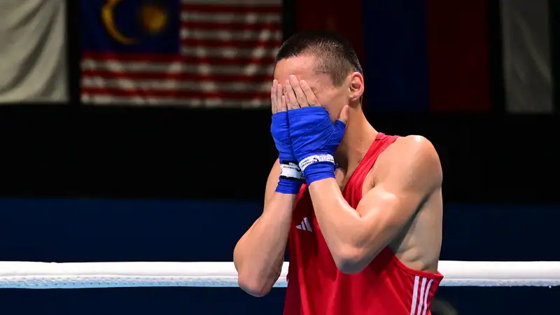 Казахский боксёр побил соперника из Узбекистана невзирая на рефери и судей