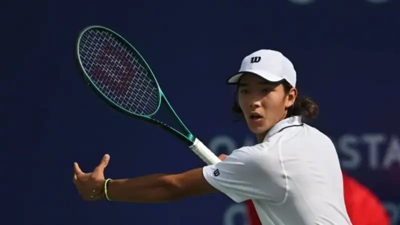 Казахстанский теннисист совершил камбэк и вышел в четвертьфинал турнира в Тунисе