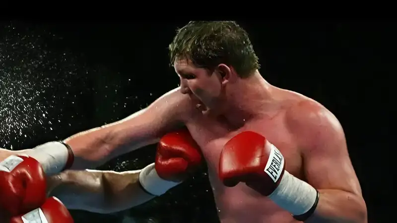 Самый уникальный бой боксёра из Казахстана: проиграл, отправив соперника в три нокдауна