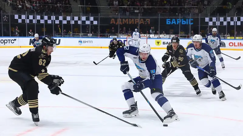Восемь шайб было заброшено в матче "Адмирала" и "Барыса" в КХЛ
