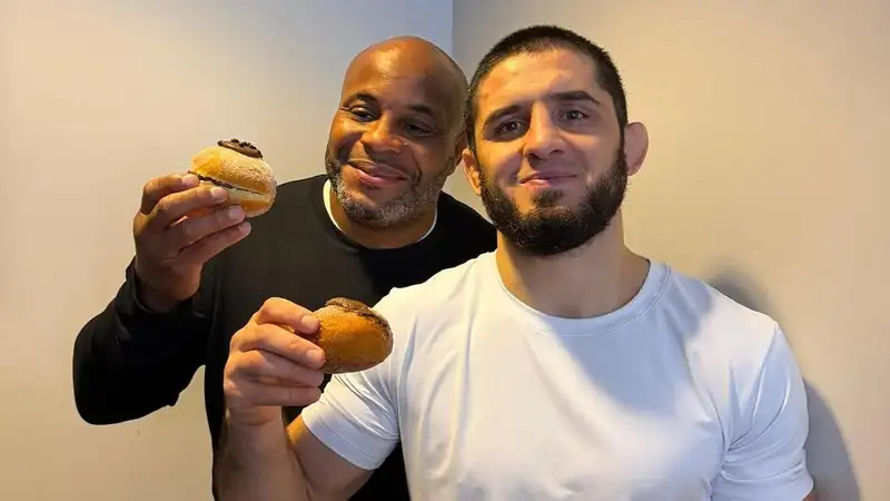 Ислам Махачев